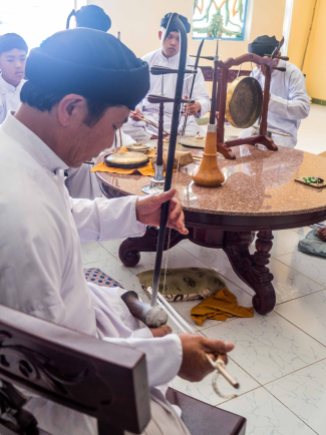 Linh Phuoc tempelet. Spesielt ritualet som ble gjennomført. Dette instrumentet ser ut som storebroren til fiolinen!