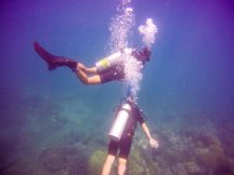 Kineser som har sitt "explore diving" dykk. Blir bært rundt egentlig,haha